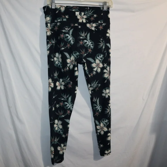 Vuori Stride Leggings in Ink Maui Floral print Green - Picture 6 of 12